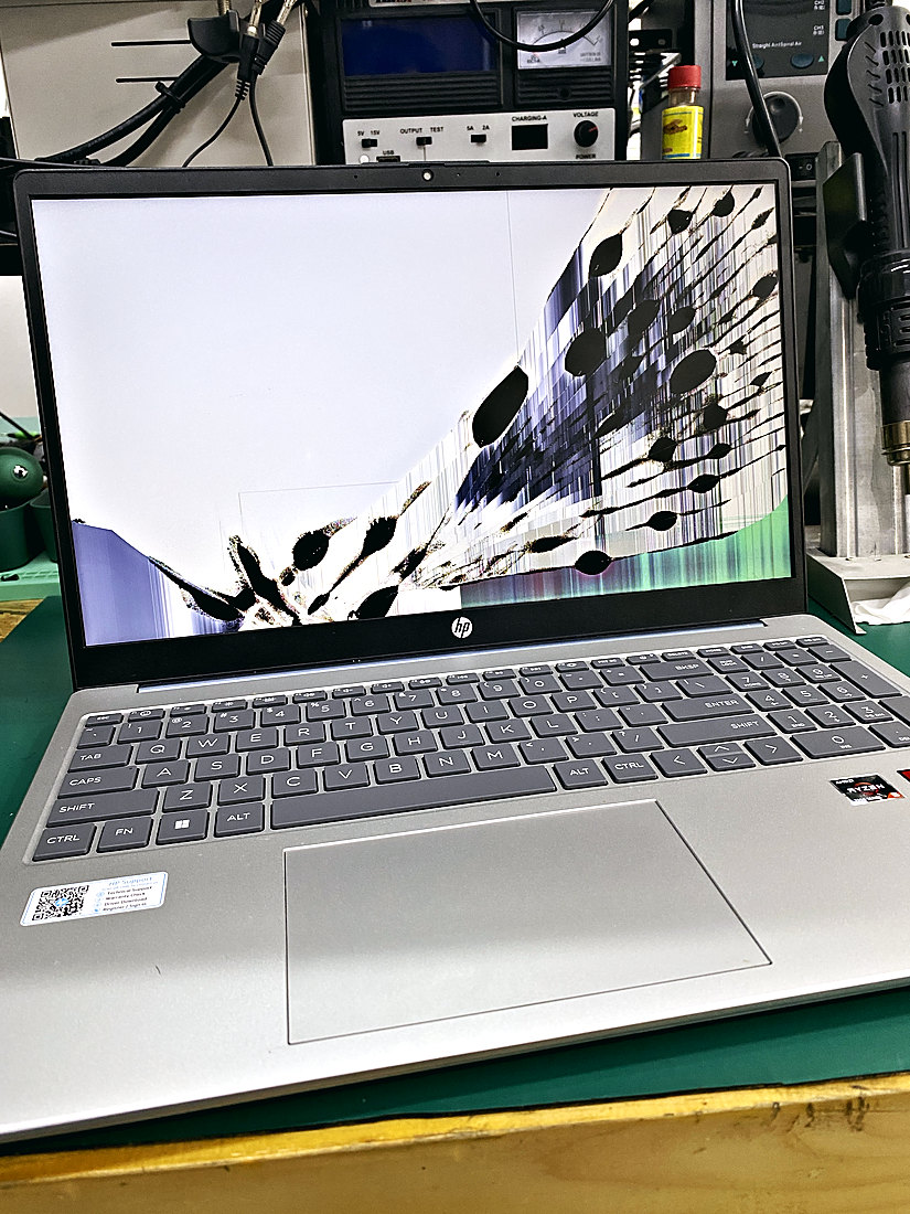 Skrin laptop HP pecah, sedia untuk ditukar