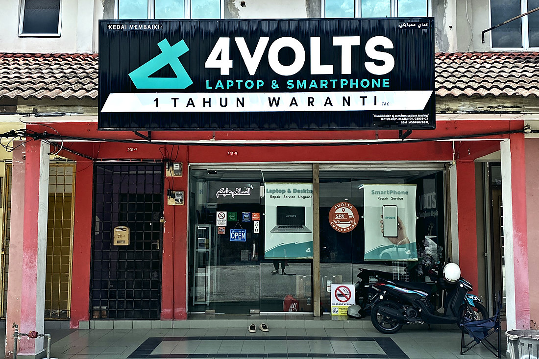 Depan kedai 4VOLTS di Bandar Baru Teluk Intan